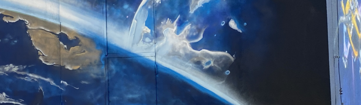 Streetartová malba proměnila čerpací stanici na vesmírnou